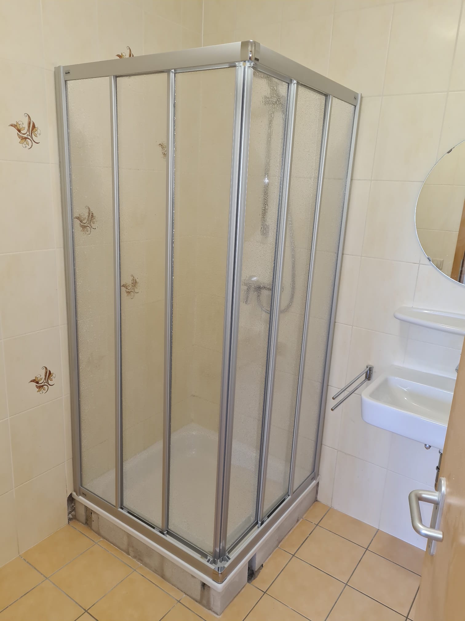 Montierte Duschkabine Ecke